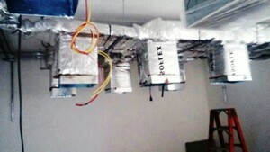 Imagem de ramais de transporte de ar condicionado na parte que distribui o ar diretamente do forro salalimpa, onde serão instaladas as grelhas do iusuflamamento, após a instalação do forro.