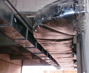 Imagem de dutos utilizados para a passagem de ar condicionado no sistema HVAC para sala limpa completo.