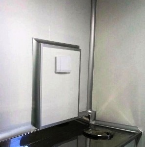 canto arredondado instalado em caixa de descarga sobre pia de inox.