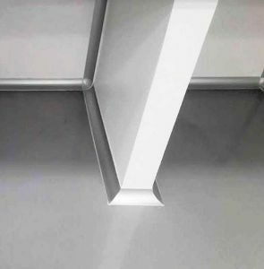 Piso e paredes com Cantos arredondados em todo o contorno.
