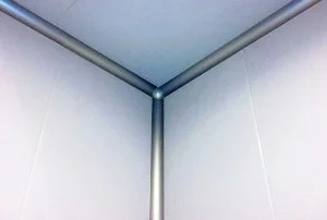 Imagem de cantos arredondados anodizados para salas limpas e conchinha para sala limpa instaladas em paredes divisórias e forro sala limpa em PIR.