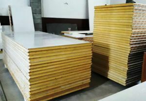 Destaque na imagem para os Painéis fabricados com chapas metálicas pré-pintadas, em ambos os lados, com núcleos isolantes em Poliisocianurato(PIR).