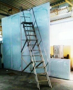 Apresentado na imagem, uma construção de paredes com painéis divisórias para sala limpa em fase inicial, com aberturas de vãos para instalação das portas e visores para sala limpa.