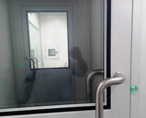 Destaque na imagem o puxador em aço inóx da porta de acesso à antecâmara, onde uma porta se abre por vez, mantendo o controle total do ambiente.