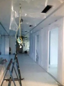 A segunda imagem segue tembém na mesma linha, apresentando o forro sala limpa em PIR, com aberturas para instalação de luminárias pra sala limpa.