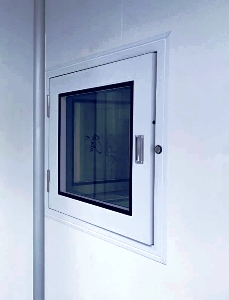 imagem de Pass-through para Sala Limpa pintado na cor branca, embutido ma parede divisória, compondo o ambiente e cantos arredondados no encontro de duas paredes.