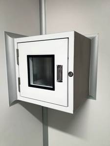 Pass-through para Sala Limpa, equipamento instalado entre duas salas distindas, estrutura em aço inóx e portas em alumínio pintado na cor branca e acabementos com cantos cantos arredondados anodizados.