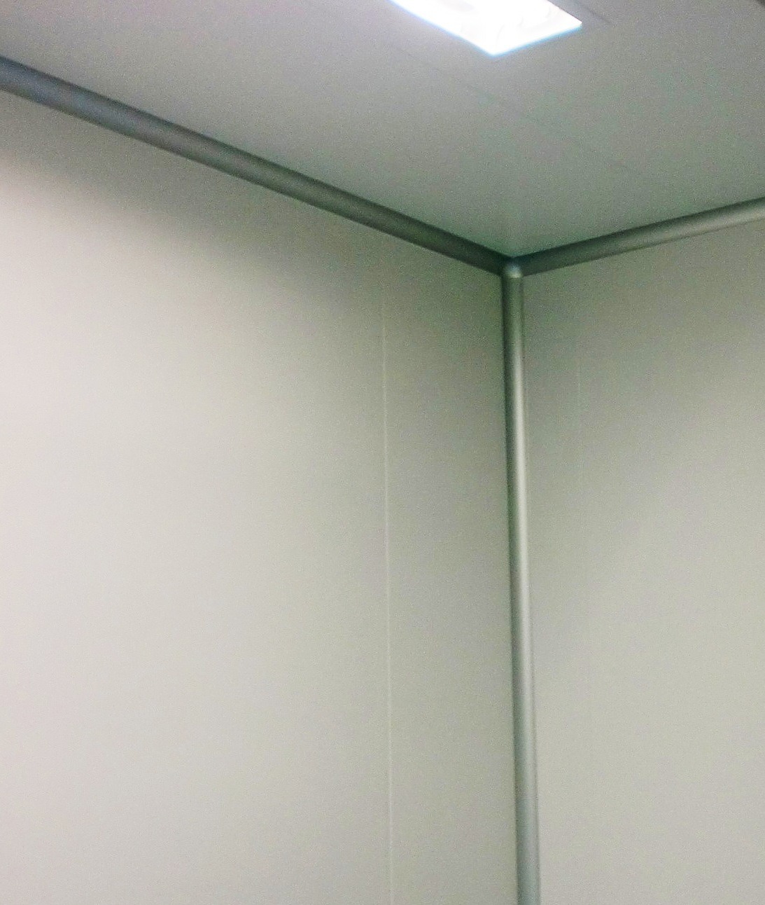 instalado nos encontros das paredes divisorias e forro, conforme imagem.