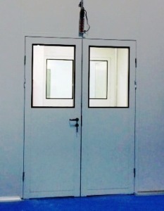 Porta dupla para Sala Limpa com pintura eletrostática na cor branco brilhante, instalada em parede divisórias destaque do piso na imagem.