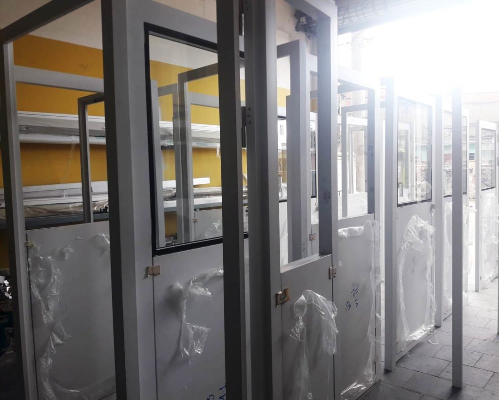A sala limpa traz na imagem, as portas para salas limpas ainda em processo de fabricação, todavia, recebendo os acabamentos finais.