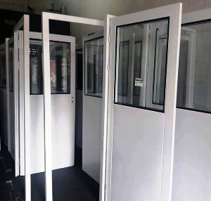 Porta para Sala Limpa em fabricação, a imagem mostra algumas portas de pé para receber o acabamento final na linha de produção.