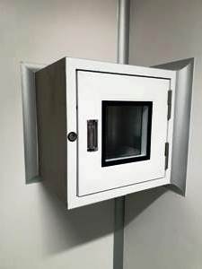 Pass-through para sala limpa fabricado com caixa de aço inoxidável e frente em alumínio e pintura branca e sistema de intertrvamento. Instalado em canto para acesso de duas salas.