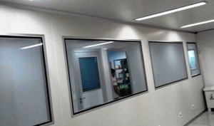 Visor para sala limpa instalado numa parede de divisórias tamanho grande, fabricado com vidro duplo pressurizado com gá inerte.
