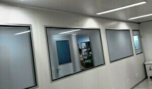 Visores de vidro duplo pressurizado para áreas limpas e ambientes controlados.
