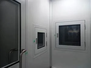 Produtos e Serviços para Salas Limpas, na imagem vemos as paredes sala limpa em divisória PIR e dois Pass-throughs com o sistema de intertravamento em funcionamento.