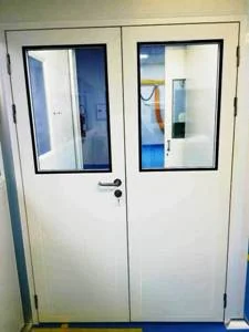 Produtos e Serviços para Salas Limpas, na imagem temos uma porta dupla para sala limpa com visor todavia, instalada em divisória para sala limpa.
