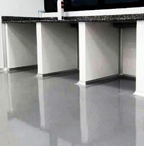 A imagem demostra a utilização dos selante em silicone para sala limpa na pratica, destacando as bancadas de trabalho e o conjunto de cantos arredondados no encontro com o piso.